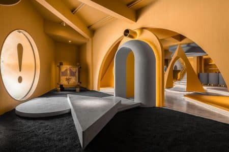 Galería de arte. acero corrugado. estilo Memphis