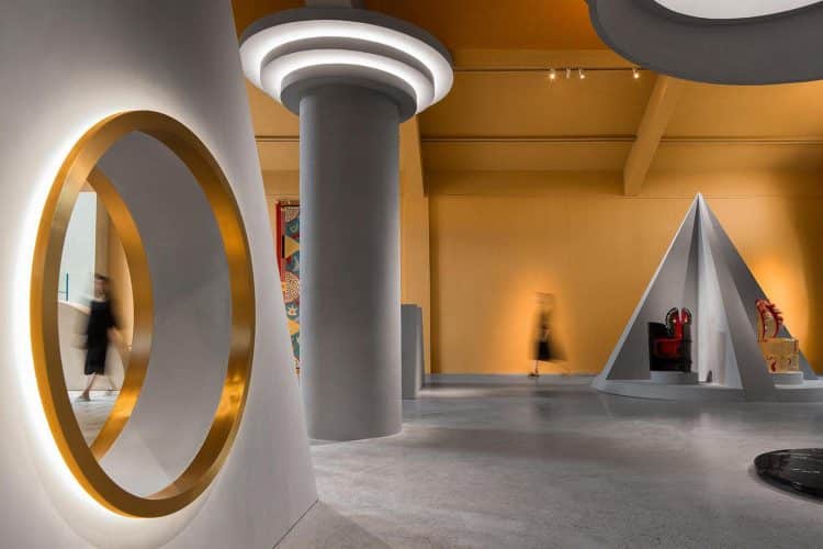 Galería de arte. acero corrugado. estilo Memphis