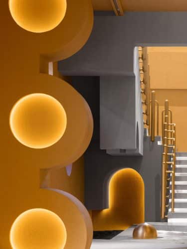 Galería de arte. acero corrugado. estilo Memphis