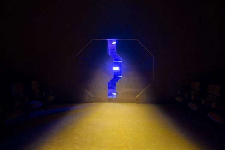 Prada, Odisea en el espacio. escenario futurista. AMO. Túnel de néon