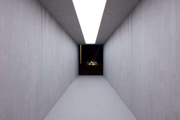 Prada, Odisea en el espacio. escenario futurista. AMO. Túnel de néon