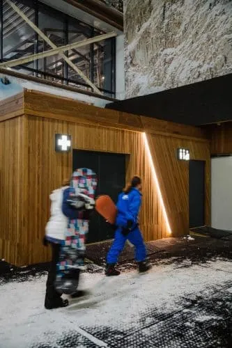 Pista/estación de esquí en Madrid. SnowZone Madrid. Estudio Stone. Pista de esquí