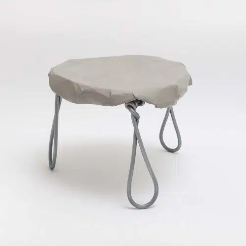 Wire Card Side Table. Faye Toogood. Mujeres diseñadoras