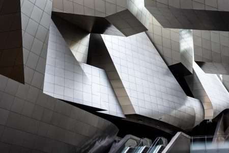 Yangtze River International Conference Center. Morphosis Architects. Edificio de titanio