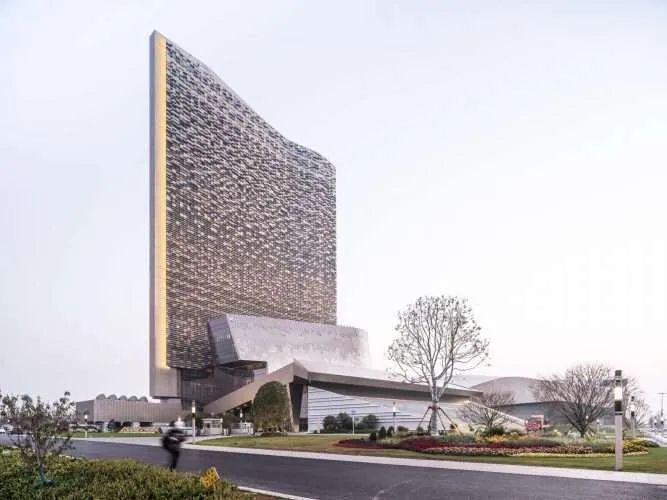 Yangtze River International Conference Center. Morphosis Architects. Edificio de titanio