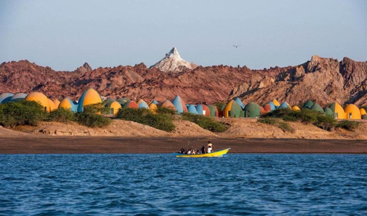 ZAV Architects. Residencia Majara. pueblo colorido. isla de Ormuz