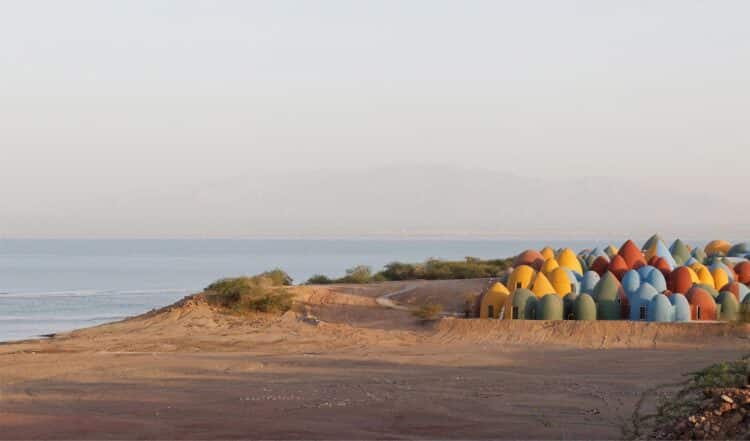 ZAV Architects. Residencia Majara. pueblo colorido. isla de Ormuz