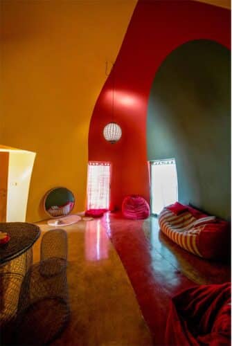 ZAV Architects. Residencia Majara. pueblo colorido. isla de Ormuz