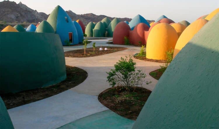 ZAV Architects. Residencia Majara. pueblo colorido. isla de Ormuz