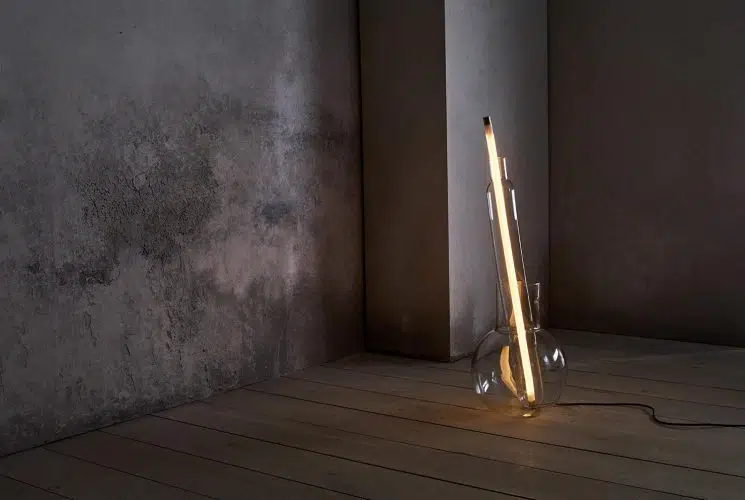 Intervention Floor Lamp. Anna Karlin. Mujeres diseñadoras