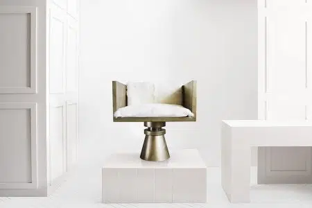 Brass Chess Arm Chair. Anna Karlin. Mujeres diseñadoras