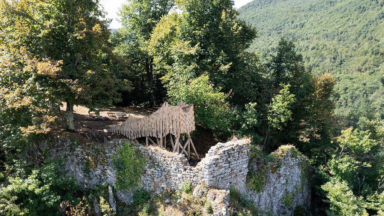 Archibüse. Un mirador de madera con vistas de los Alpes italianos