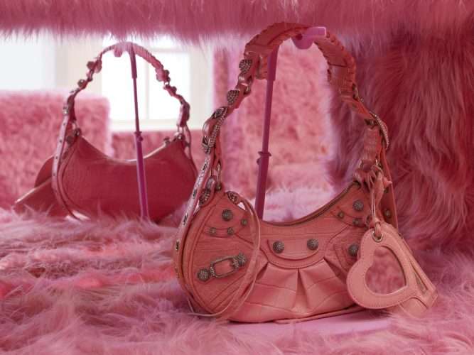 Balenciaga. tienda pop up. pelo rosa