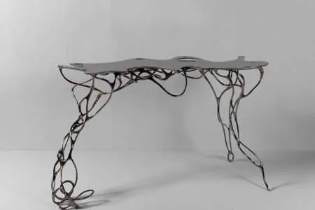 Table Growth Titanium. Mathias Bengtsson. Mimèsis. Exposición de diseño biofílico. Centro Pompidou-Metz