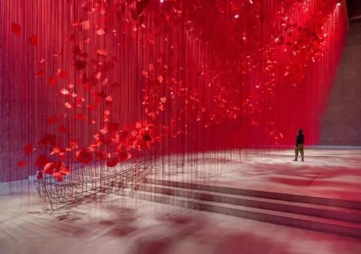 Chiharu Shiota. artista japonesa. experiencia inmersiva. Los 5 artículos de arte más leídos en 2021