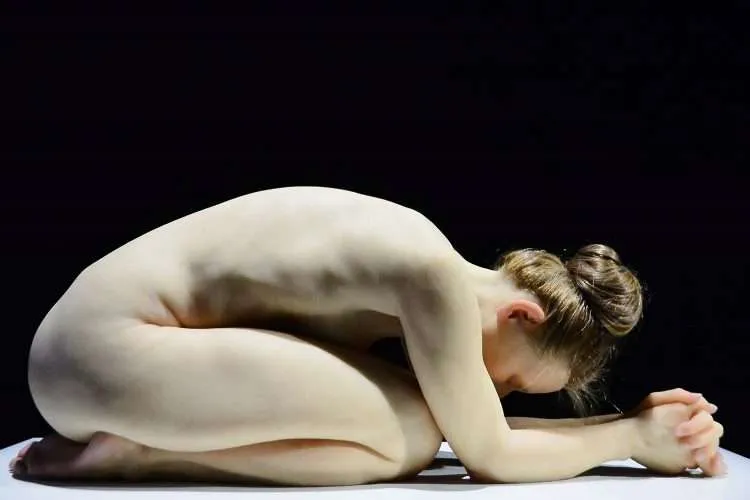 Untitled (Kneeling Woman). Sam Jinks. Esculturas hiperrealistas. Musée Maillol de París