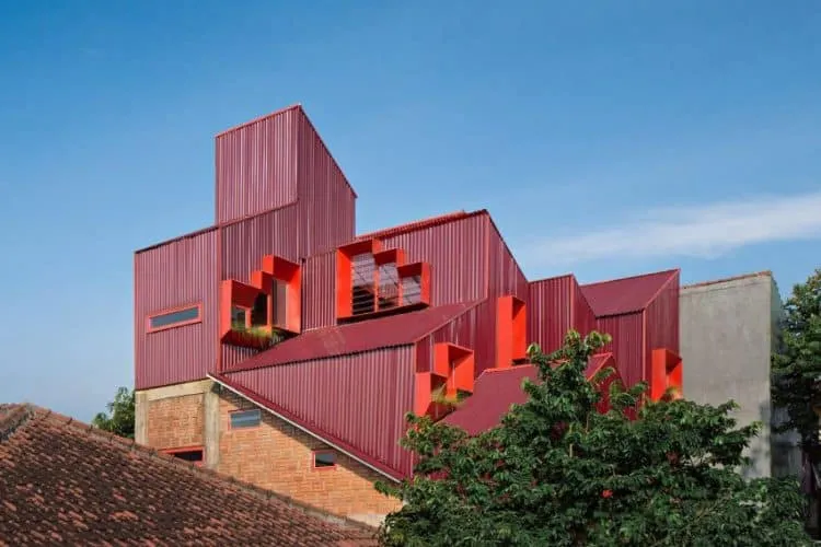 Edificio rojo espacio coliving. Ismail Solehudin