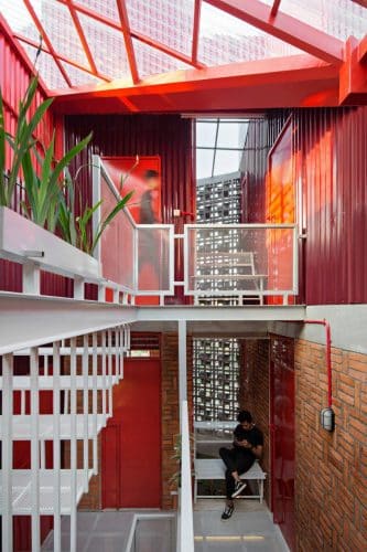 Edificio rojo espacio coliving. Ismail Solehudin