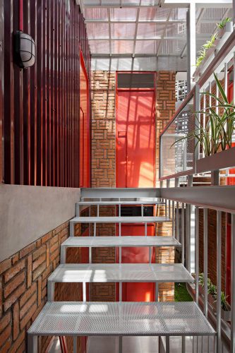 Edificio rojo espacio coliving. Ismail Solehudin