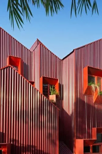 Edificio rojo espacio coliving. Ismail Solehudin