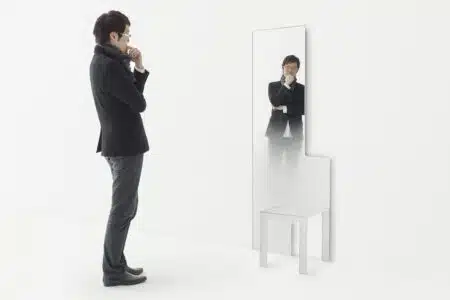Mirror Chair. Glas Italia. Foto: Hiroshi Iwasaki
