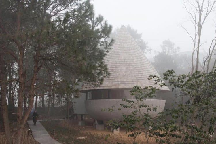 Cabaña en el bosque. forma cónica. ZJJZ Atelier