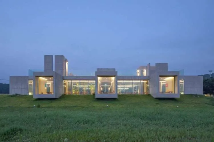 Campo de arroz. arquitectura brutalista. bloques de hormigón. non space. on architects
