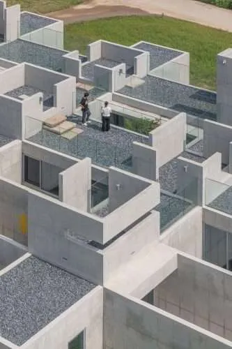 Campo de arroz. arquitectura brutalista. bloques de hormigón. non space. on architects