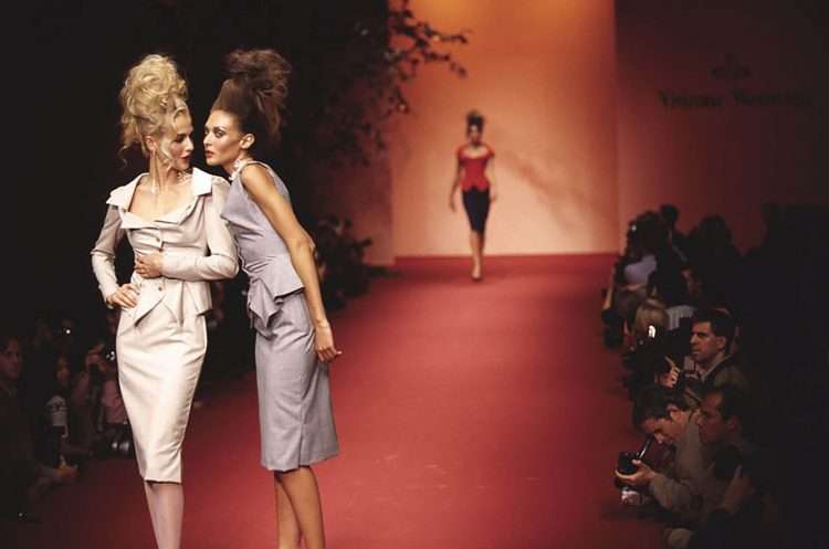 Karen Mulder y Chrystèle Saint-Louis Augustin presentan la colección de Westwood de 1996, en París.