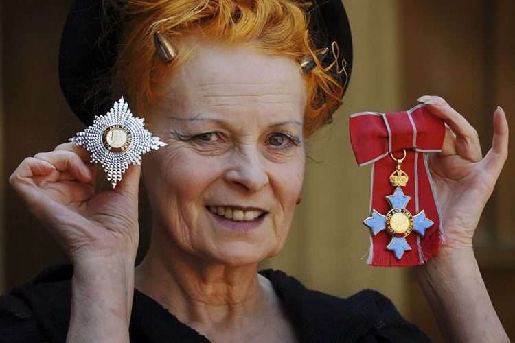 Vivienne Westwood muestra su insignia de dama, el 9 de junio de 2006.