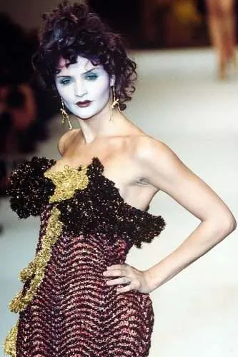 Helena Christensen en la pasarela de la colección "Ready to Wear" en marzo de 1995, en París.
