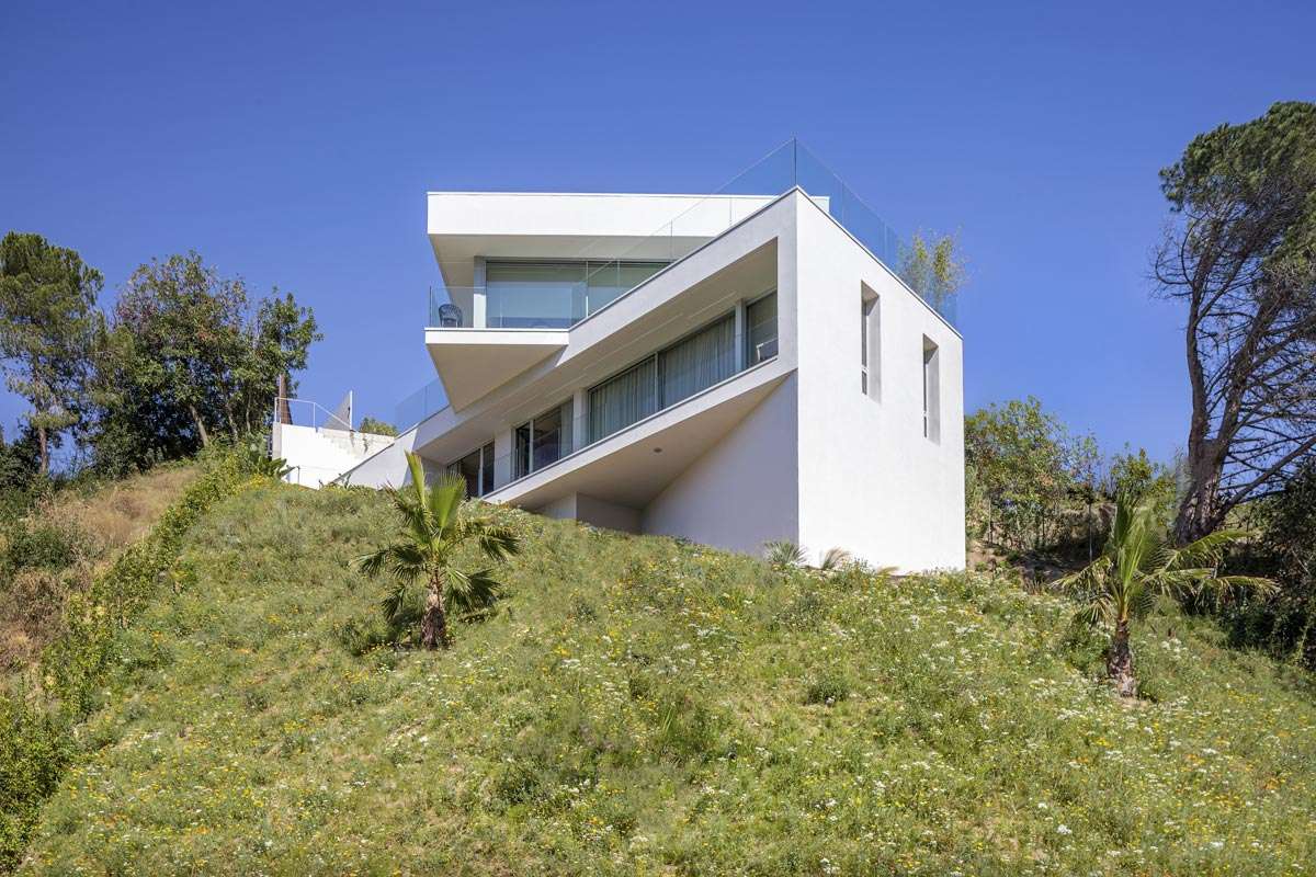 Casa Ladera. Artio Studio. Vivienda de volúmenes geométricos