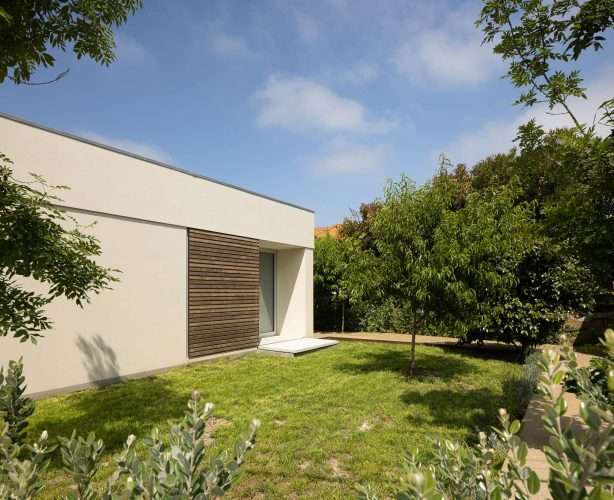 House in Ílhavo. Casa urbana rodeada de campos de cultivo