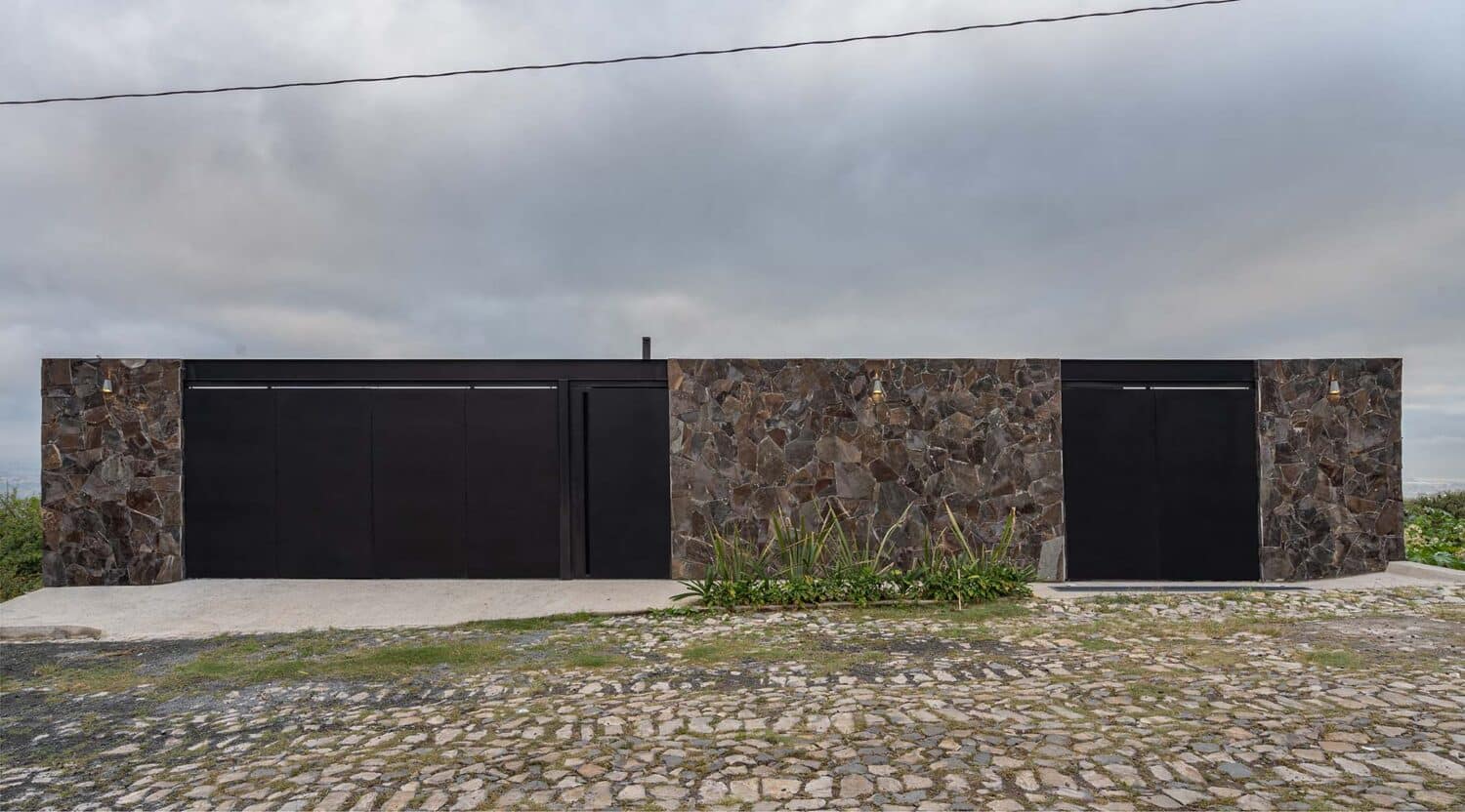 Casa Fi-137. Un refugio que abraza el horizonte